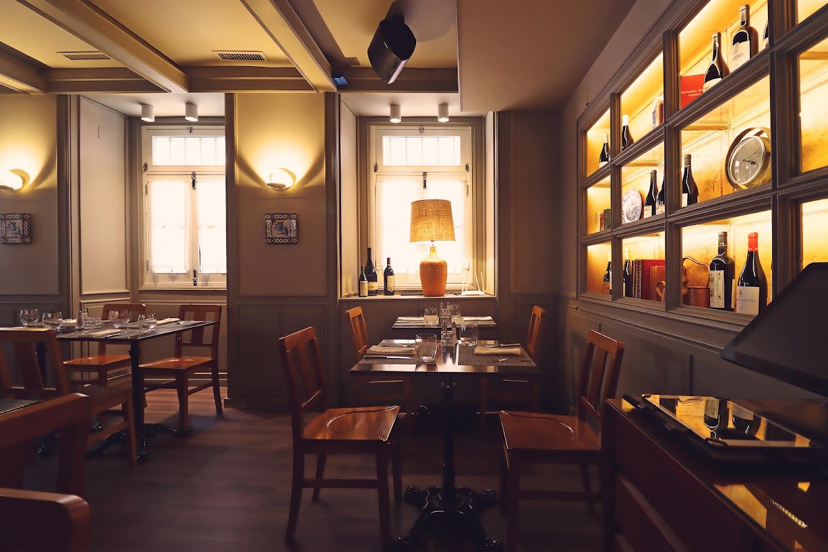 Alva Bakery Villa warm dining room